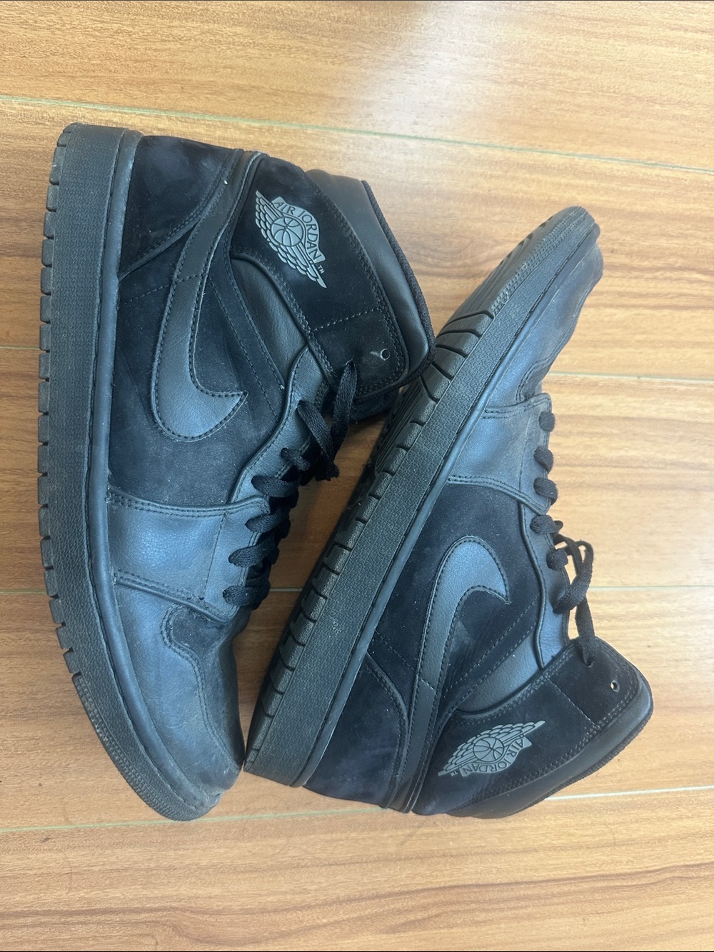 Nike Air Jordan 1 Mid Triple Black